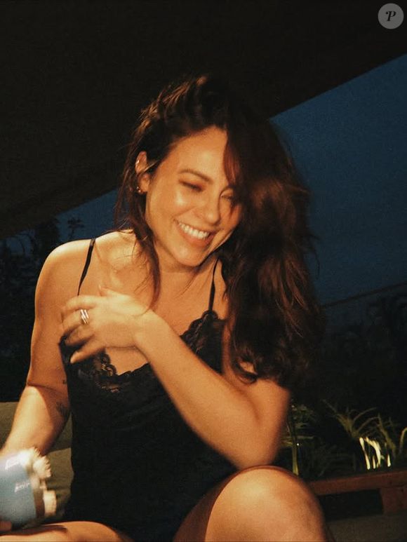 Paolla Oliveira surgiu só de camisola em sua rede social