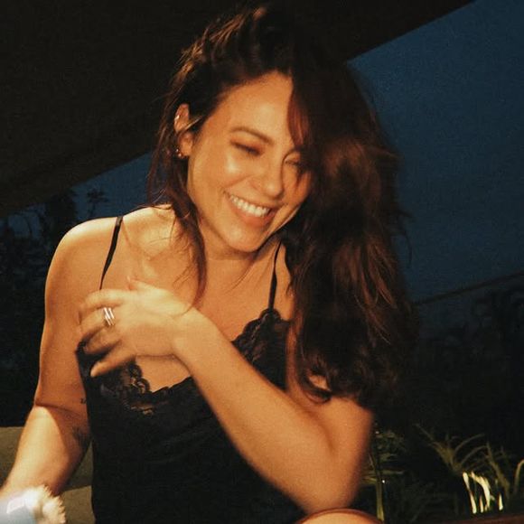 Paolla Oliveira surgiu só de camisola em sua rede social