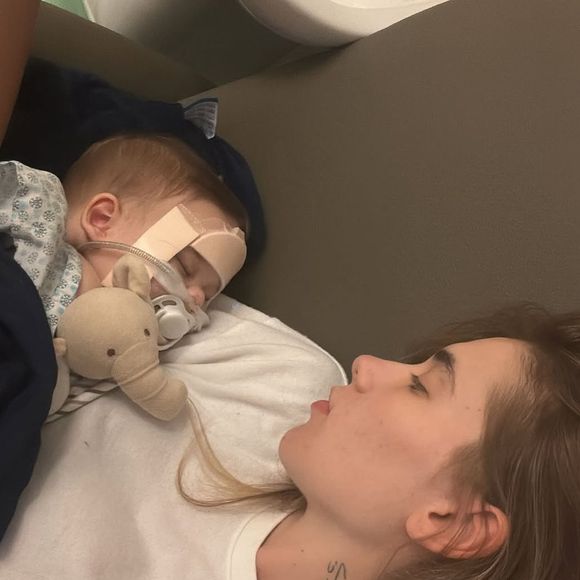 Virginia pediu orações para o filho bebê, internado em UTI durante o Carnaval, trocou sua foto de perfil no Instagram pela da criança no hospital e foi detonada pela web