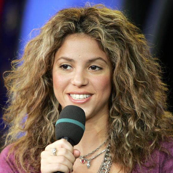 Falando em make... nos anos 2000, Shakira apostava em pouca pintura no rosto
