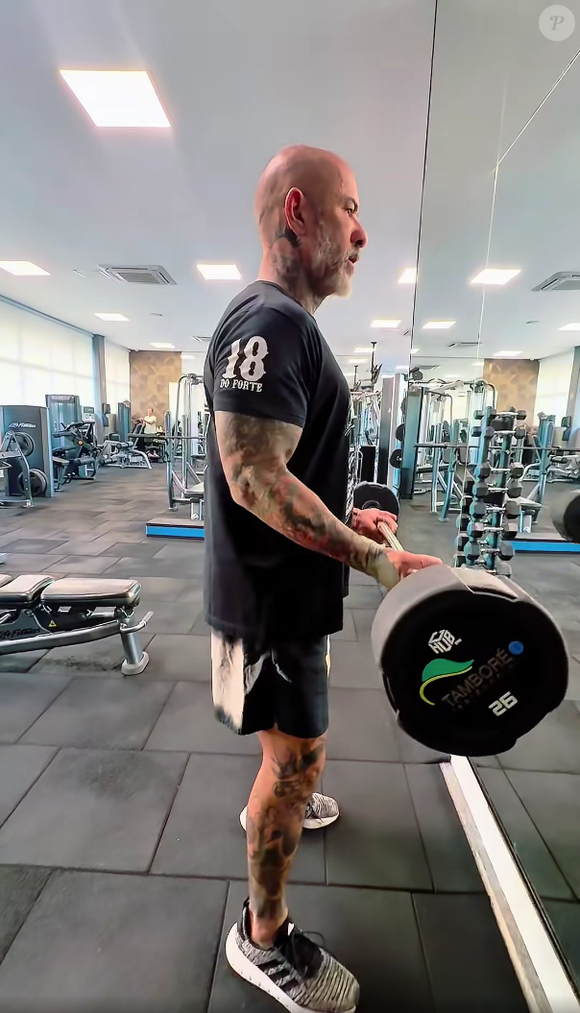Em seguida, Henrique Fogaça vai para a academia e se exercita. Por vezes, o chef também faz alguns esportes como o tênis