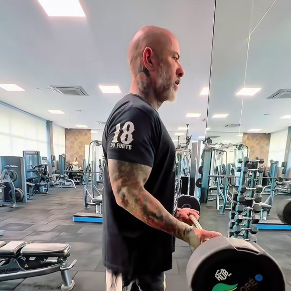 Em seguida, Henrique Fogaça vai para a academia e se exercita. Por vezes, o chef também faz alguns esportes como o tênis
