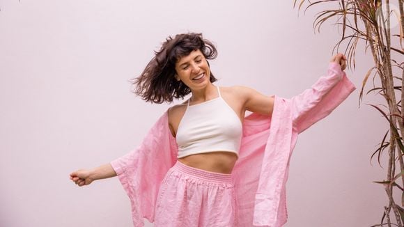O Handball Spezial Clear Pink, da Adidas, é uma opção versátil para combinar com diferentes produções