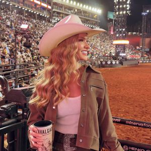 Andressa Suita aposta em conjunto marrom com franjas e chapéu cowboy para curtir a Festa do Peão de Barretos 2026