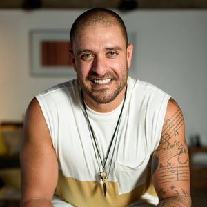 Para muitos, a beleza de Diogo Nogueira realçou com a idade