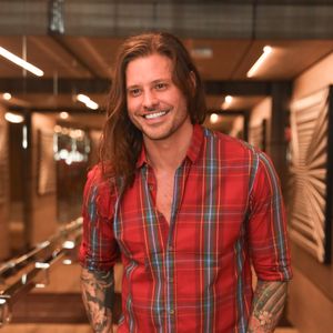 Dado Dolabella alega que Luan Pereira ’tropeçou em alguma coisa’ após ser puxado por ele: ‘Eu achei que o cara fosse dar um beijo nela’