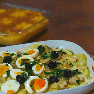 Com bacalhau, batata-palha, ovos e azeitonas, o prato conquista quem come e é super simples de ser feito