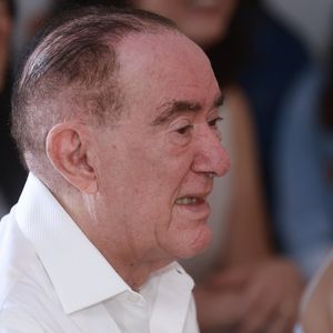 A um dia dos 90 anos, Renato Aragão ficou emocionado com missa de ação de graças