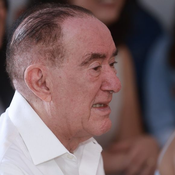 A um dia dos 90 anos, Renato Aragão ficou emocionado com missa de ação de graças