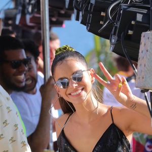 Os óculos de sol, além do top brilhante e shorts curto marcaram presença no look de Bruna Marquezine durante o Carnaval. Essa roupa é uma boa pedida para o verão.