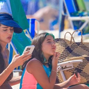 Deborah Secco com a filha na praia da Barra da Tijuca, no Rio de Janeiro