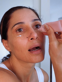 Várias maquiadoras concordam: 'Para disfarçar as olheiras escuras com facilidade, aplique primeiro um pré-corretivo na cor rosa ou pêssego'