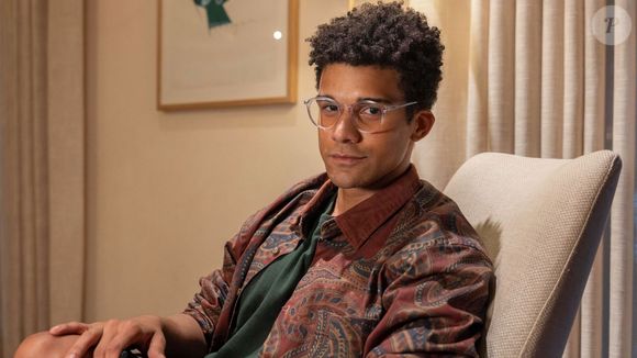 Sardinha (Lucas Leto) revela para Solange (Alice Wegmann) que viu Fátima (Bella Campos) junto com César (Cauã Reymond) em um apart hotel, nos próximos capítulos da novela 'Vale Tudo'.