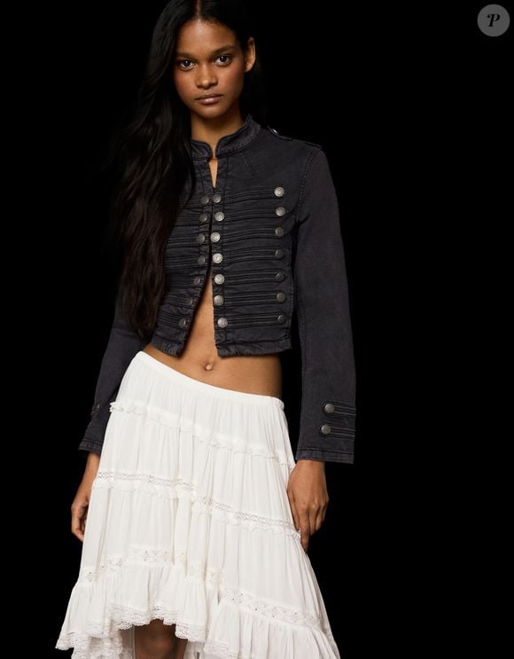 Estruturada e cheia de atitude, a peça da Bershka aposta em botões marcantes e modelagem cropped para atualizar a tendência militar fashionista