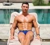 Cristiano Ronaldo aparece em momentos de descanso com a família dentro de uma das luxuosas propriedades que fazem parte de seu império imobiliário bilionário