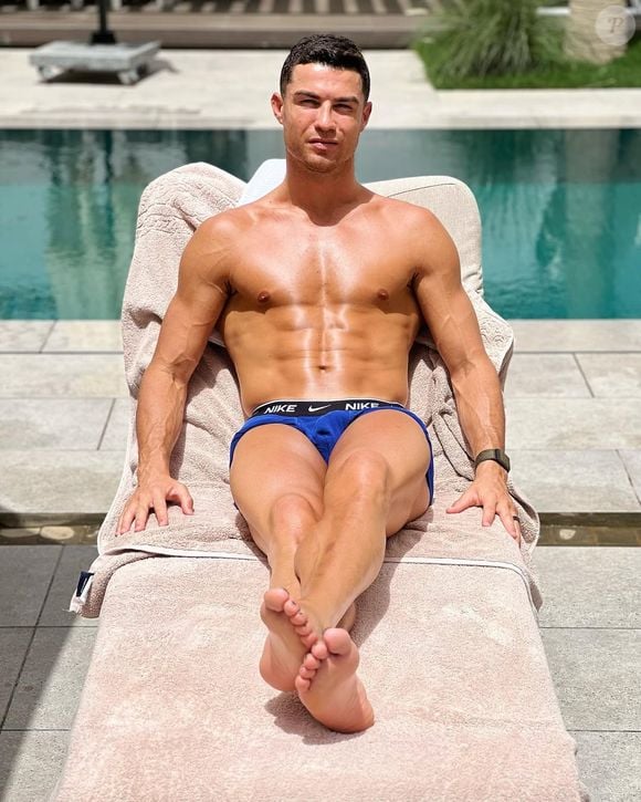 Cristiano Ronaldo aparece em momentos de descanso com a família dentro de uma das luxuosas propriedades que fazem parte de seu império imobiliário bilionário