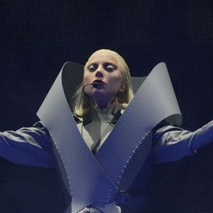 Quantas vezes dá pra mandar levantar a mão em um show? Lady Gaga tem a resposta… e é mais do que você imagina