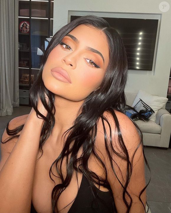 Linha de maquiagem de Kylie Jenner vai chegar ao Brasil em maio deste ano