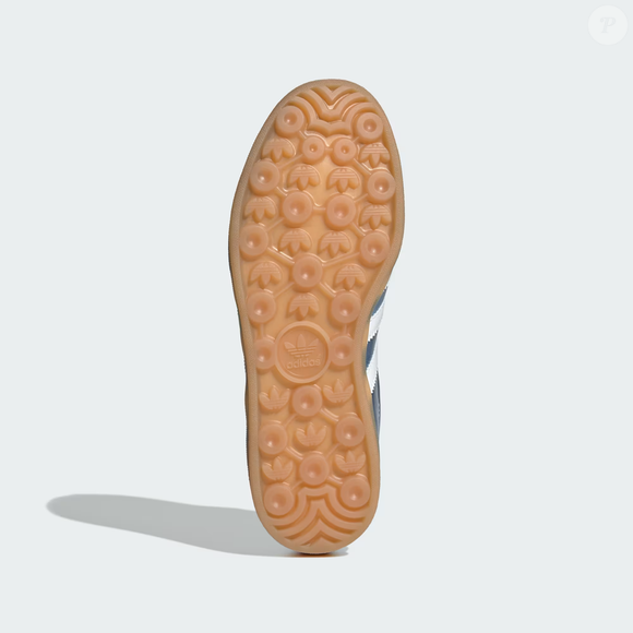 Feito em couro metálico e com solado de borracha, o Adidas Gazelle Indoor une conforto e estilo em uma proposta que mistura referências dos anos 70 e dos anos 2000