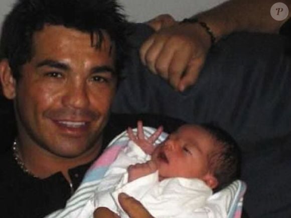 Arturo Gatti em foto com o filho Arturo Gatti Jr. pouco tempo antes da morte do lutador lendário, em julho de 2009
