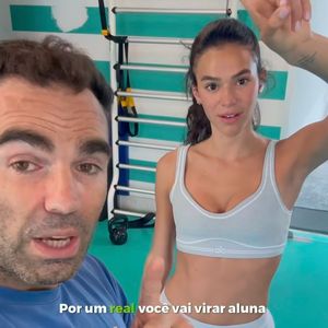 Look Alo de Bruna Marquezine para treinar  chama atenção pelo design sofisticado, pelas cores suaves e pelo caimento impecável, daqueles que funcionam tanto na aula de yoga quanto em compromissos casuais fora da academia.