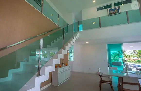 Mansão onde Carla Perez e Xanddy já postaram momentos de lazer está avaliada em R$ 4 milhões. Um imóvel no mesmo condomínio pode ser alugado por diárias de quase R$ 5 mil