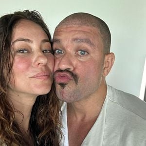 Quem já viu Diogo Nogueira de bigodinho? Ficou diferente, mas ainda muito gato