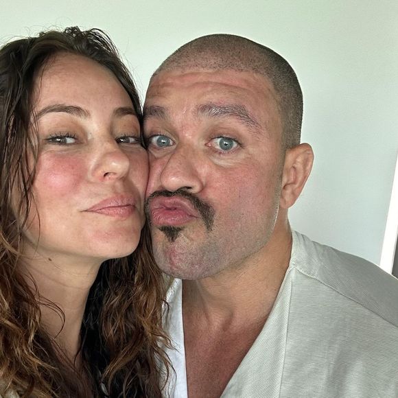 Quem já viu Diogo Nogueira de bigodinho? Ficou diferente, mas ainda muito gato