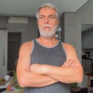 Irmão de Gabriel David, o ator Anderson Müller não conseguiu comparecer ao casamento