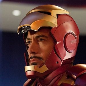 Antes de viver Tony Stark em Homem de Ferro, Robert Downey Jr. enfrentou décadas de dependência química iniciadas ainda na infância após contato precoce com drogas