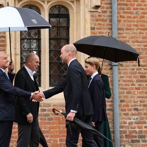 Príncipe George usa o tradicional uniforme do Eton College em seu primeiro dia na escola. O visual inclui casaco preto de cauda, colete, calça listrada e colarinho branco