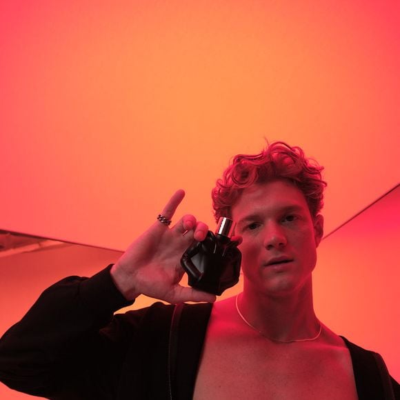 Classificado como Oriental Amadeirado Masculino, WE ARE TRIBE ELIXIR foi lançado em 2026 e tem criação assinada pelo perfumista Jordi Fernández