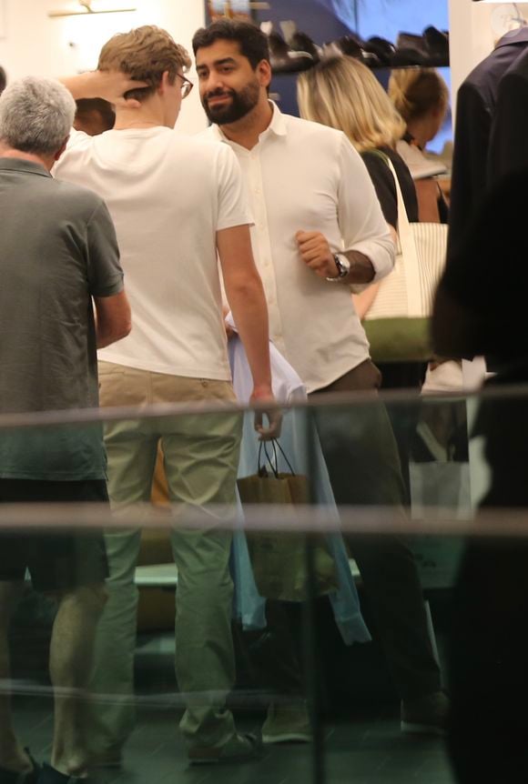 Em clima descontraído, Joaquim e Manoela conversaram, trocaram risadas e carregaram sacolas durante o passeio.