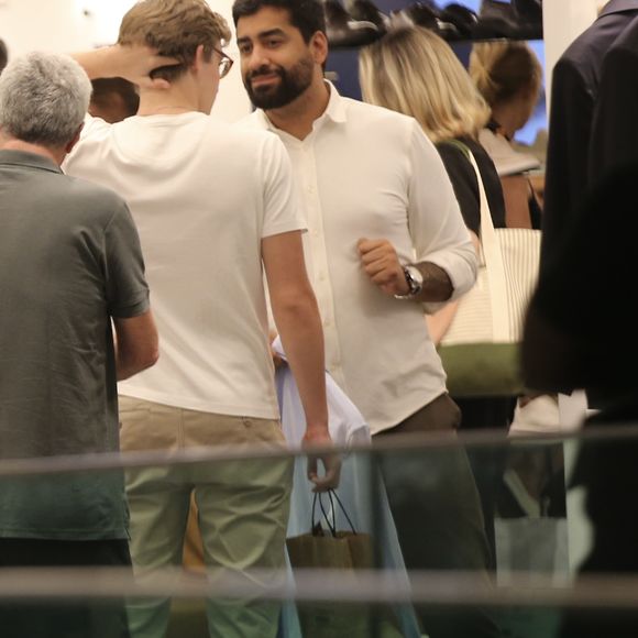 Em clima descontraído, Joaquim e Manoela conversaram, trocaram risadas e carregaram sacolas durante o passeio.