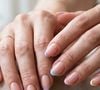 A francesinha multicolorida combina diferentes tons pastel nas pontas das unhas e transforma o clássico em uma manicure divertida, delicada e com clima de primavera