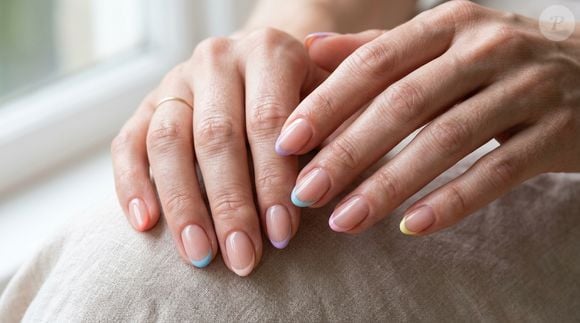 A francesinha multicolorida combina diferentes tons pastel nas pontas das unhas e transforma o clássico em uma manicure divertida, delicada e com clima de primavera