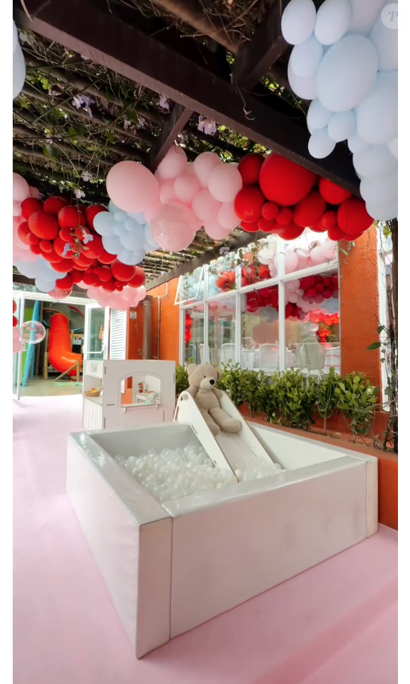 Casal investiu na diversão das crianças e deixou diversos brinquedos na festa