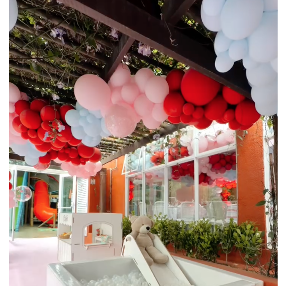 Casal investiu na diversão das crianças e deixou diversos brinquedos na festa