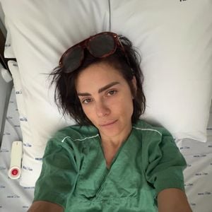 Internada por mais de quatro dias, Carolina Dieckmmann explicou que a infecção renal surgiu a partir de uma infecção urinária assintomática. Segundo a artista, o diagnóstico só foi possível após a realização de exames no hospital