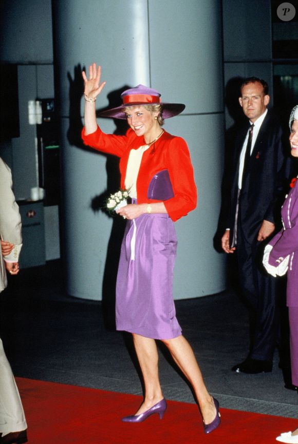 Um exemplo marcante foi sua aparição em Hong Kong, em 7 de novembro de 1989, quando desfilou com combinações vibrantes, com vermelho no blazer e lilás na saia lápis, acompanhados de um chapéu no mesmo tom cromático, que até hoje são referência
