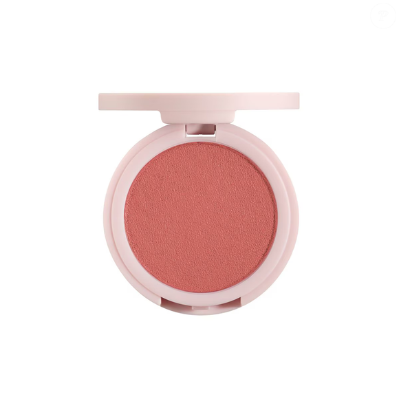 Nas bochechas, o Hybrid Blush na cor 'Petal' e o Glow Balm em “Feelings Neutral”, aplicados com o Blush Brush 04, garantiram frescor e naturalidade