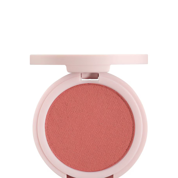Nas bochechas, o Hybrid Blush na cor 'Petal' e o Glow Balm em “Feelings Neutral”, aplicados com o Blush Brush 04, garantiram frescor e naturalidade