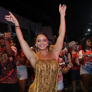 Carnaval 2025 com Viviane Araújo: faltando menos de um mês para os desfiles, a Rainha há 17 anos da escola esbanjou simpatia e samba no pé.