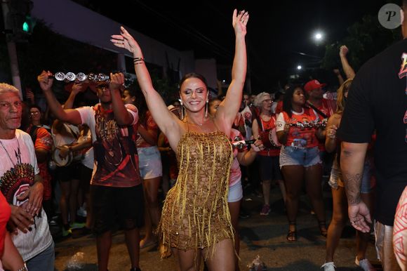 Carnaval 2025 com Viviane Araújo: faltando menos de um mês para os desfiles, a Rainha há 17 anos da escola esbanjou simpatia e samba no pé.