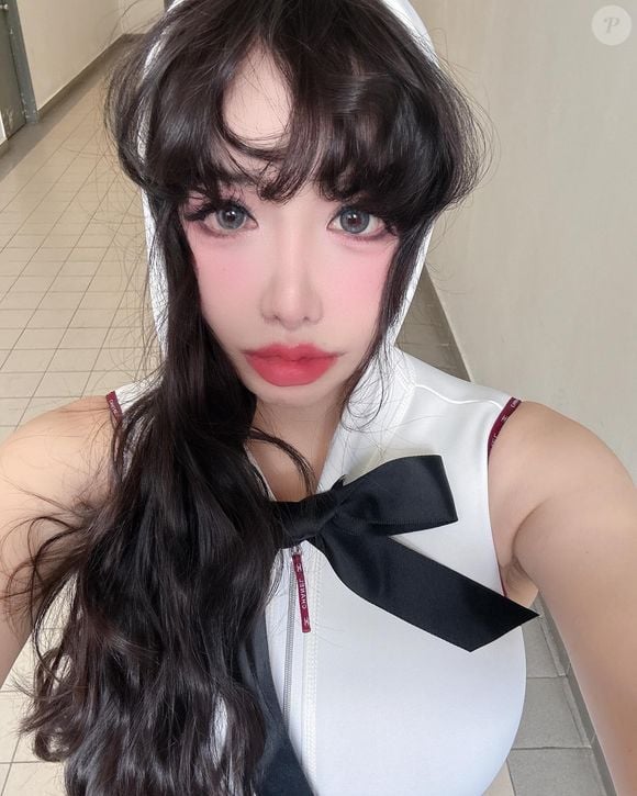 Fãs notaram que os olhos de Park Bom pareciam maiores a cada clique