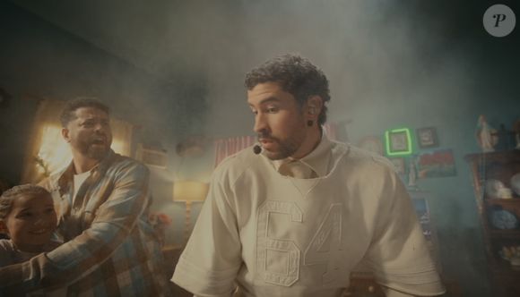 Bad Bunny iniciou show com uma peça inspirada em uma jersey esportiva, com o número 64 na frente e seu sobrenome Ocasio na parte de trás