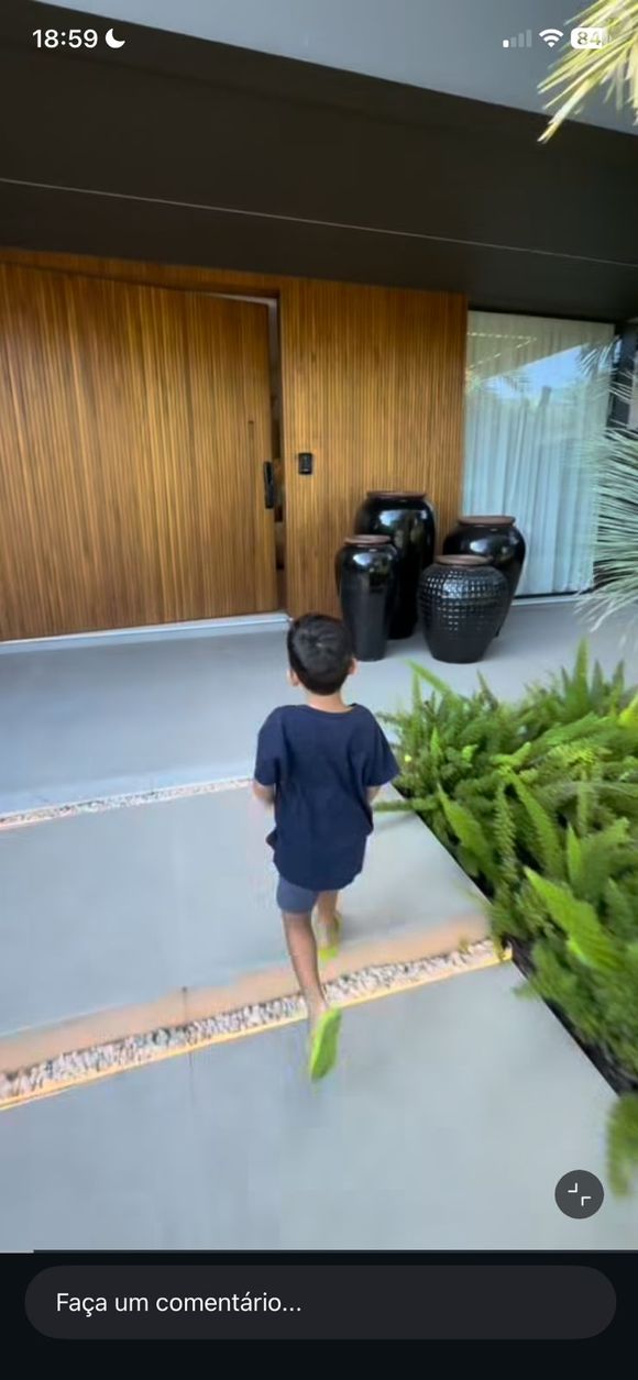 Fora de 'Três Graças', Belo chama atenção por uma casa triplex com porta de mais de três metros de altura, pé direito alto e ambientes integrados que viraram cenário constante nas redes sociais do casal