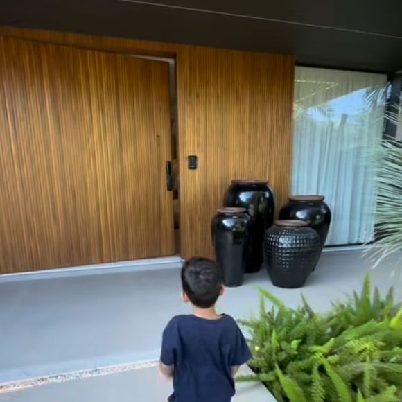 Fora de 'Três Graças', Belo chama atenção por uma casa triplex com porta de mais de três metros de altura, pé direito alto e ambientes integrados que viraram cenário constante nas redes sociais do casal