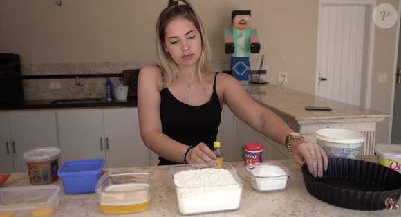 Em 2018, Virgínia ensinou em seu canal do YouTube o 'melhor bolo de cookie do mundo' (ingredientes na matéria)