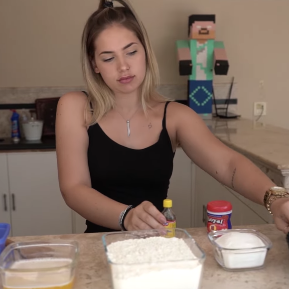 Em 2018, Virgínia ensinou em seu canal do YouTube o 'melhor bolo de cookie do mundo' (ingredientes na matéria)